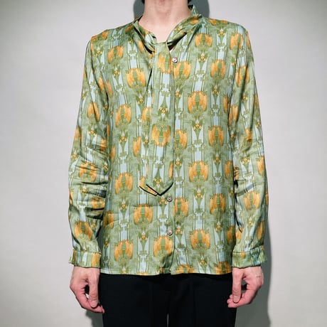 スカーフ付カラクサ総柄シャツ