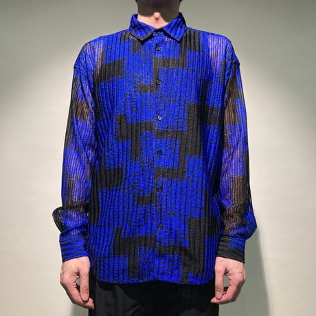 ヘリンボーン編みゴシック柄シャツ