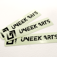 【Sticker】UNEEK ARTS logo ステッカー［CLEAR×BLACK］