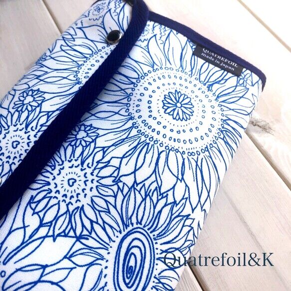 ひまわり母子手帳ケース1〜2人用じゃばらWhite＆Skyblue | Quatrefoil&K