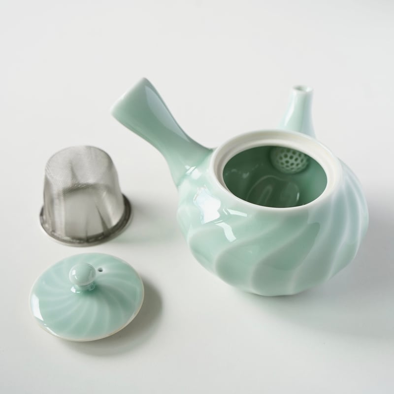 青磁ねじり急須（2025年10月リニューアル） | 鍋島 虎仙窯オンラインストア
