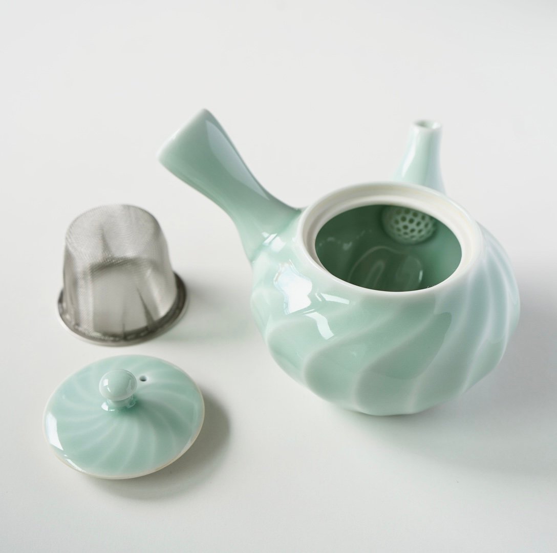 青磁ねじり急須（2025年10月リニューアル） | 鍋島 虎仙窯オンラインストア