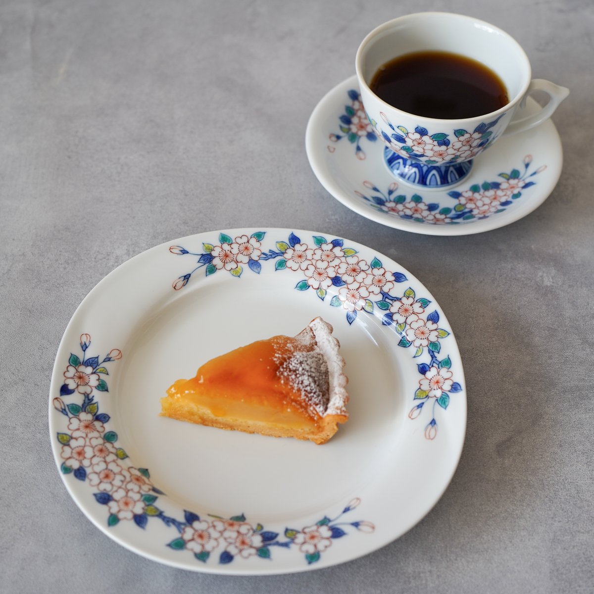 受注生産】色鍋島桜文ケーキ皿【2～3ヶ月でお届け】 | 鍋島 虎仙窯