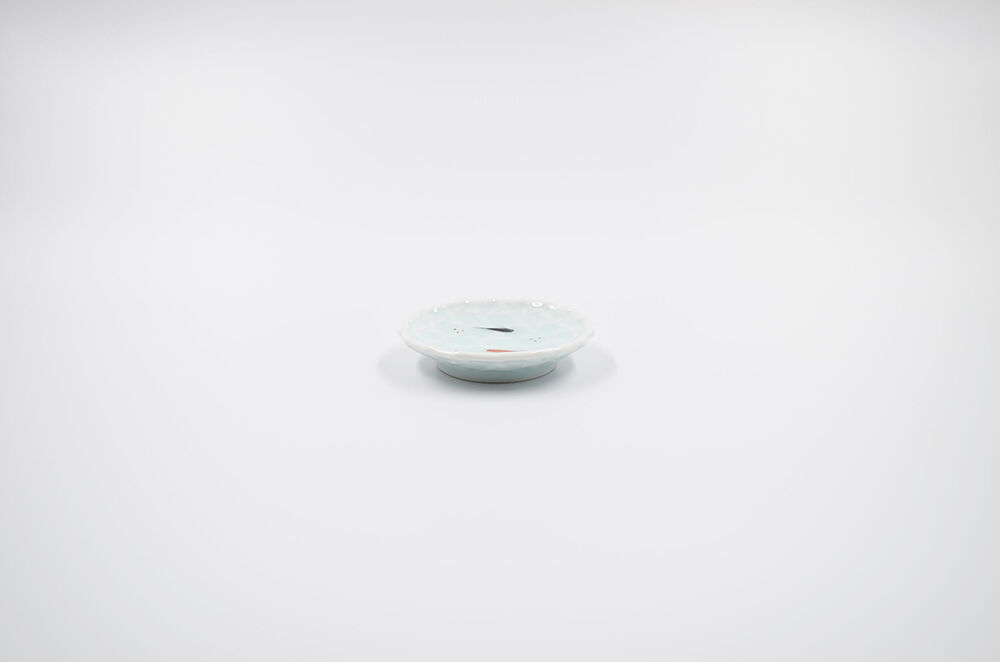 青白磁メダカ籠目豆皿 | 鍋島 虎仙窯オンラインストア