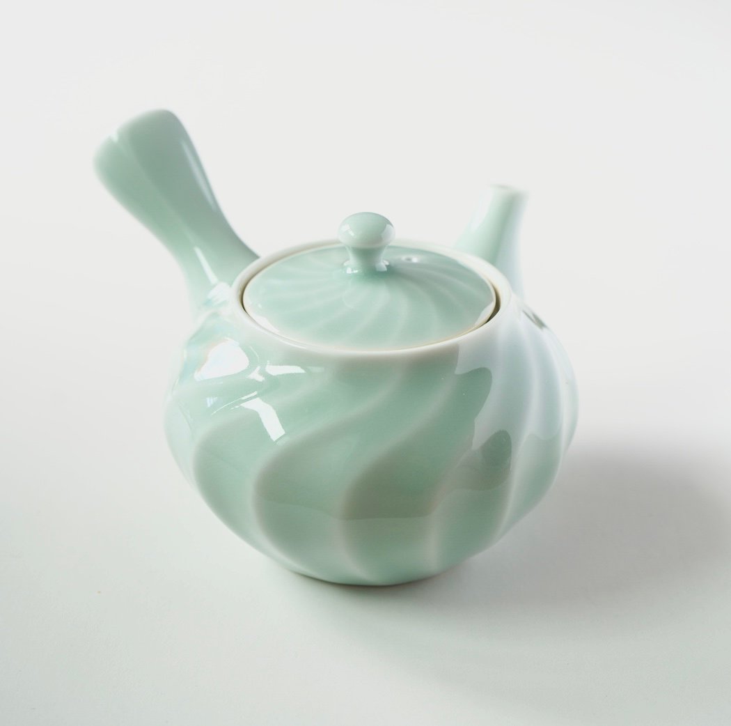 青磁ねじり急須（2025年10月リニューアル） | 鍋島 虎仙窯オンラインストア