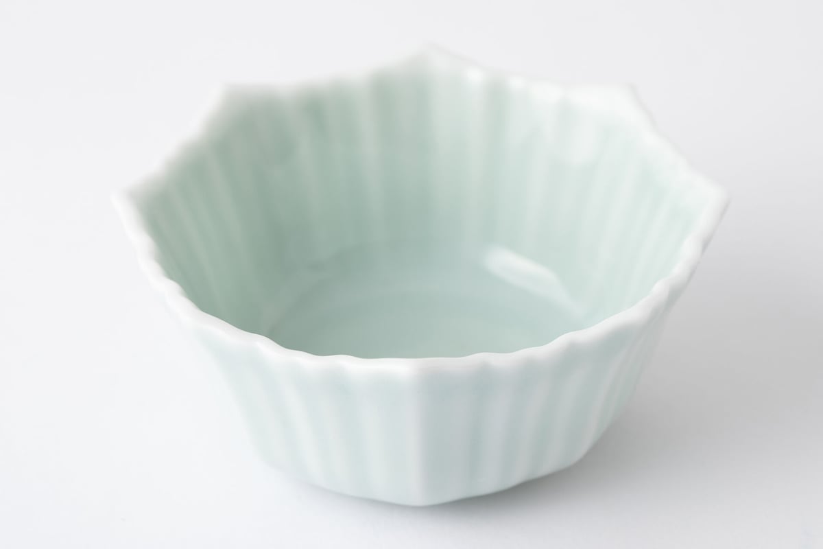 骨董　青磁　印刻雲龍文様　輪花縁　皿　鍋島青磁　古九谷青磁　柿右衛門青磁　辰年 骨董 青磁 印刻雲龍文様 輪花縁 皿 鍋島青磁 古九谷青磁 柿右