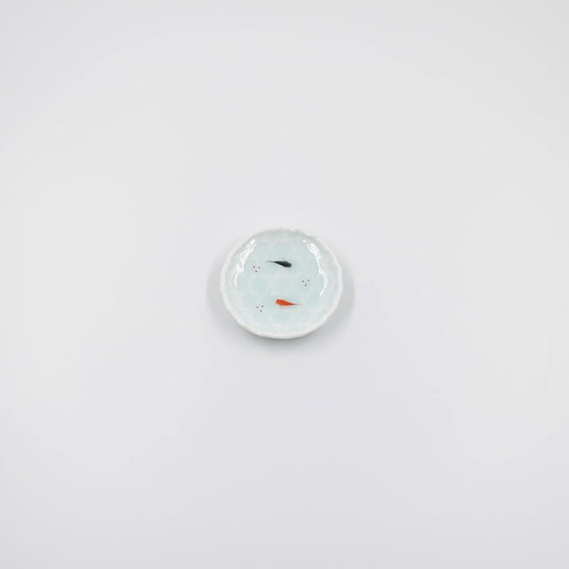 青白磁メダカ籠目豆皿 | 鍋島 虎仙窯オンラインストア