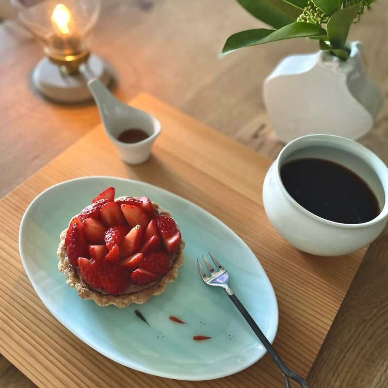 青白磁メダカ十草楕円皿 | 鍋島 虎仙窯オンラインストア