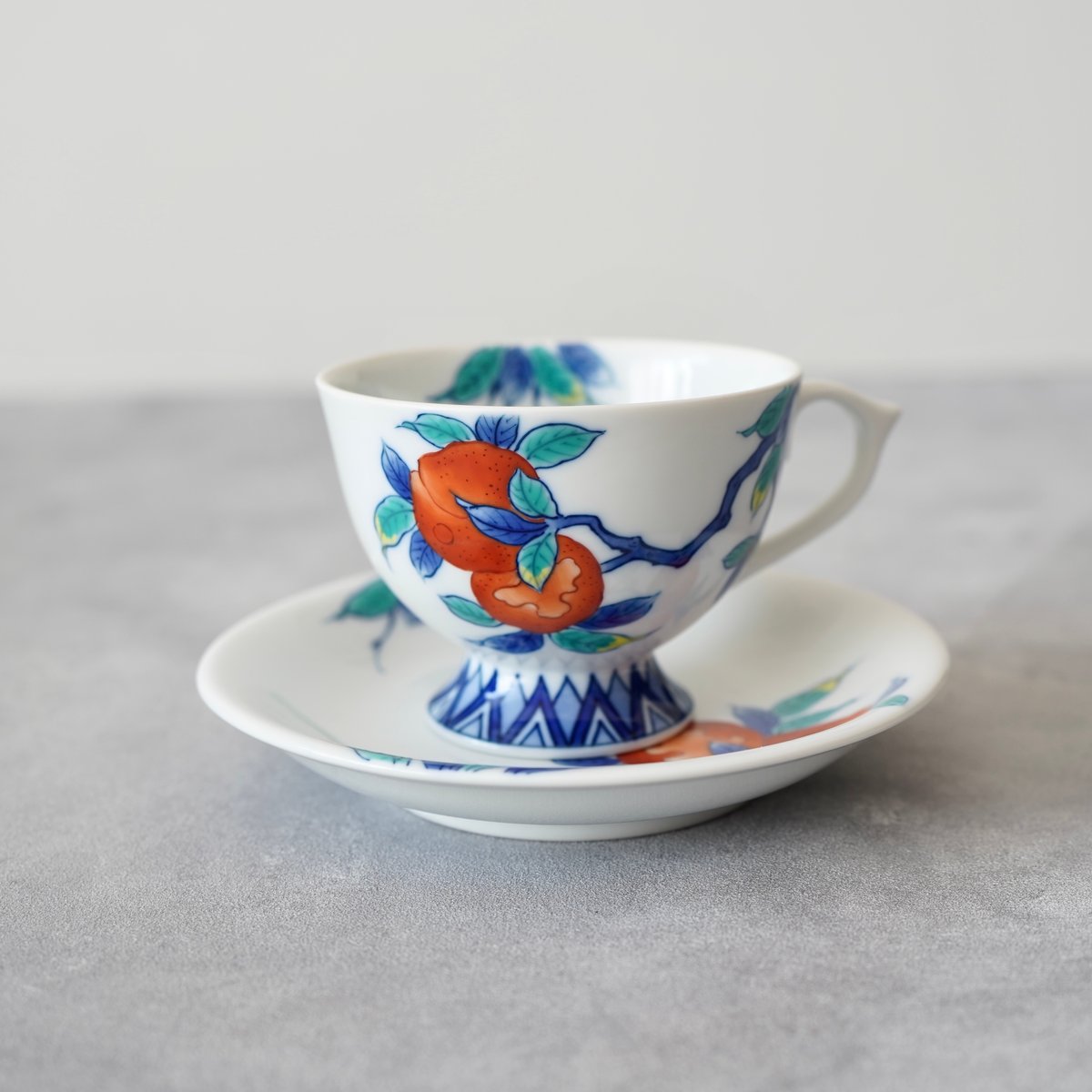 煎茶道具　 染付　柘榴文　煎茶碗　六客　在銘　V　R6774 近藤悠三 作『柘榴染付 煎茶碗』 ｜骨董品買取 緑和堂