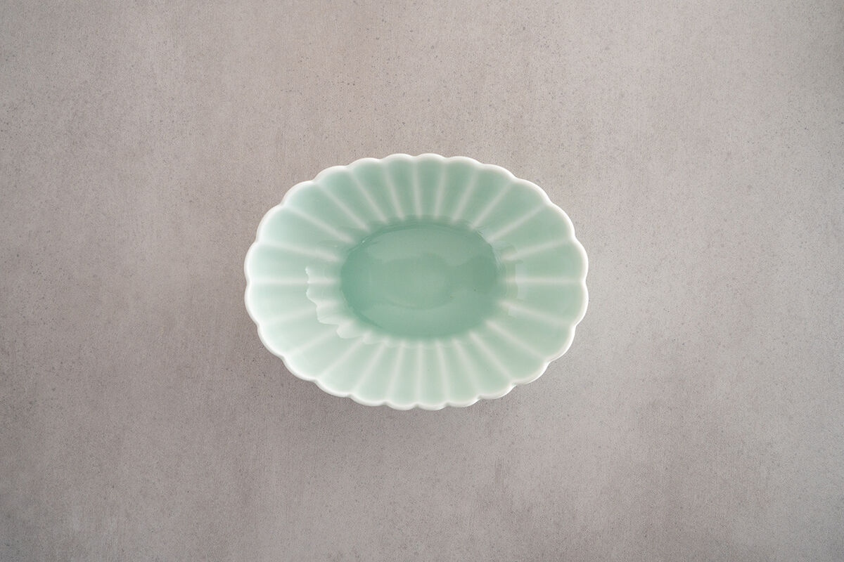 58 中口鉢 青磁菊楕円鉢（大） | 鍋島 虎仙窯オンラインストア