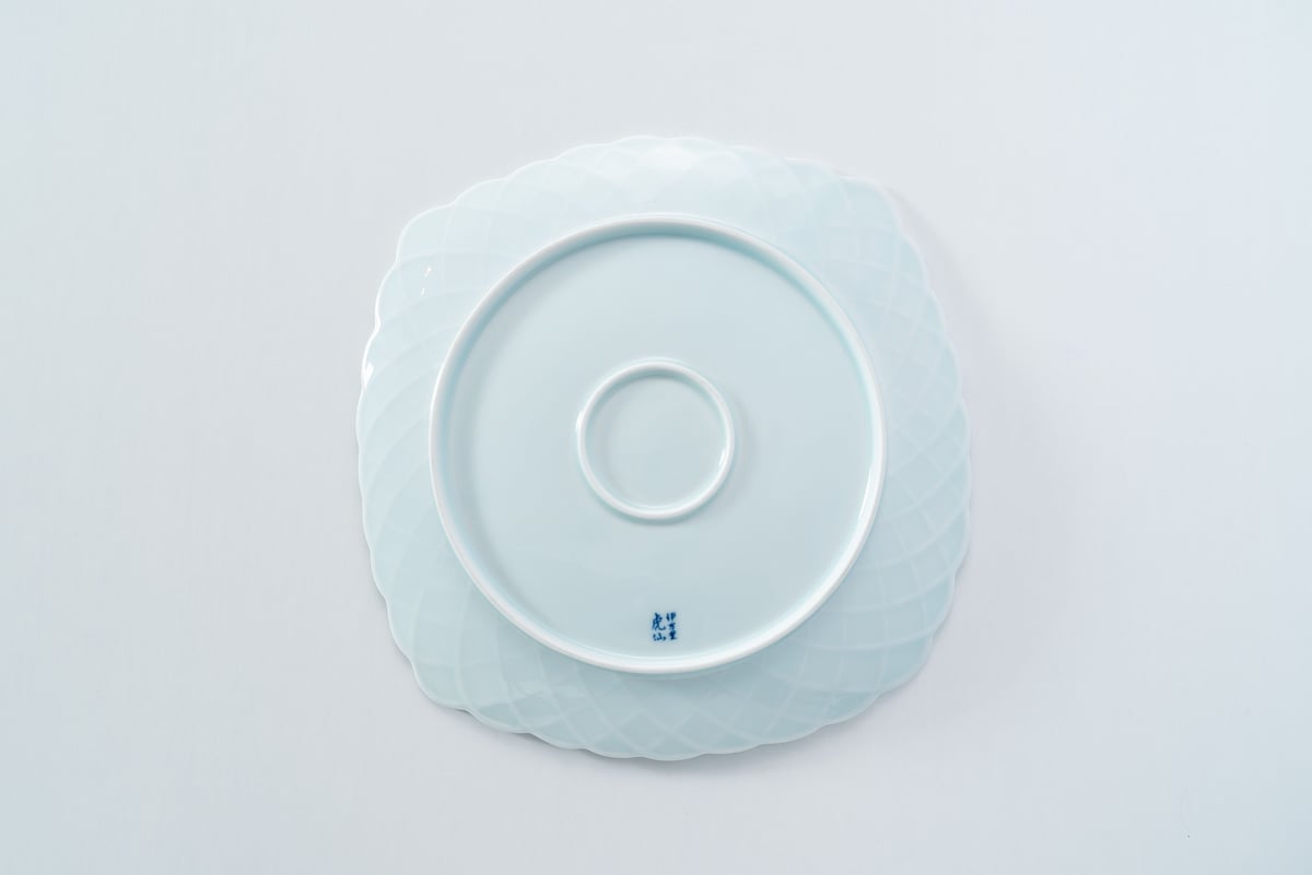 青白磁メダカ網目プレート | 鍋島 虎仙窯オンラインストア