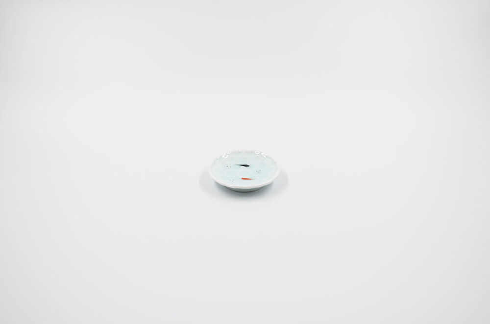 青白磁メダカ籠目豆皿 | 鍋島 虎仙窯オンラインストア