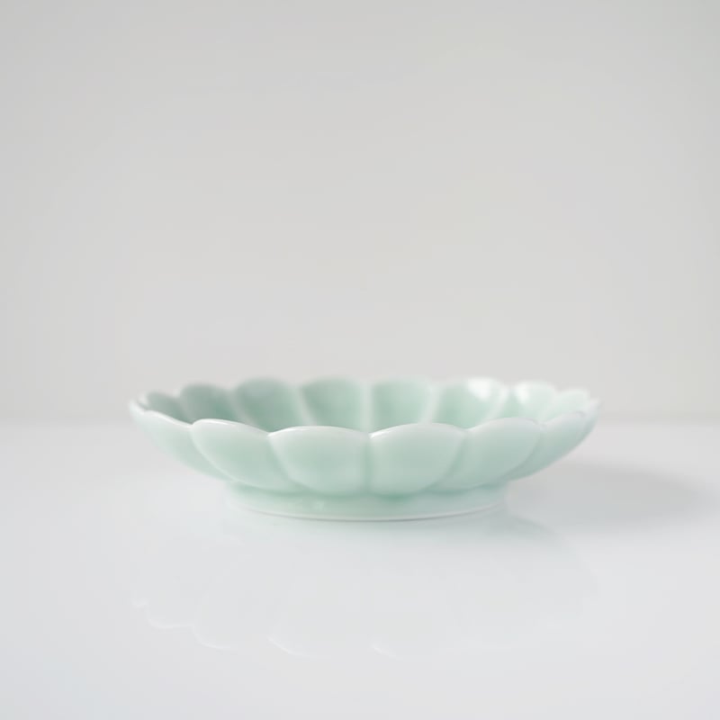 青磁菊6寸皿 | 鍋島 虎仙窯オンラインストア