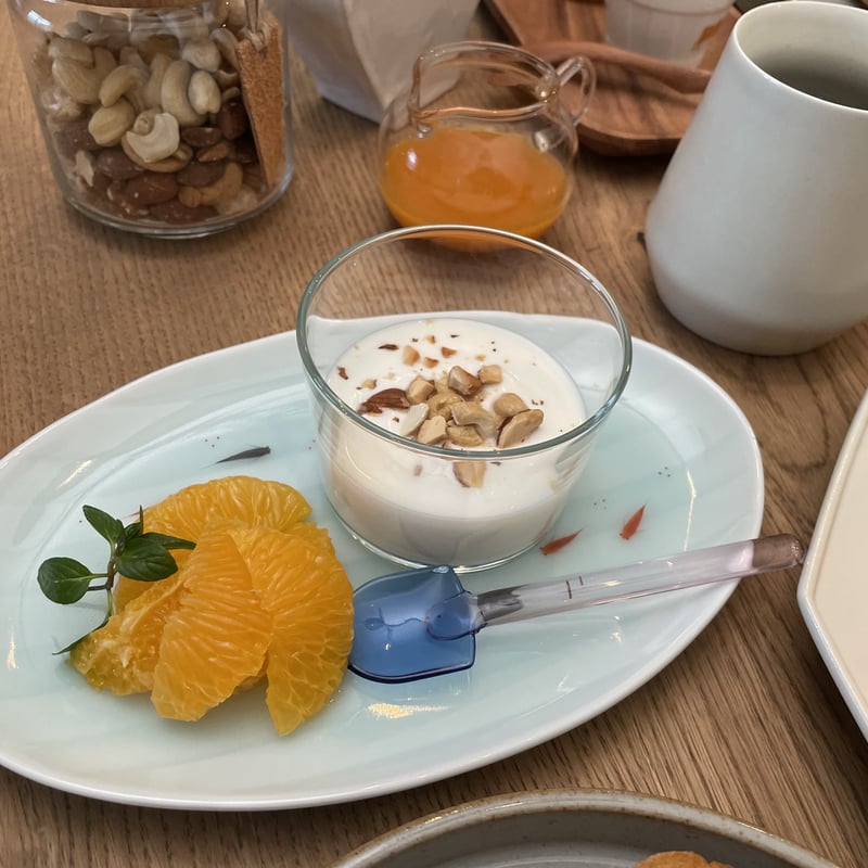 青白磁メダカ十草楕円皿 | 鍋島 虎仙窯オンラインストア