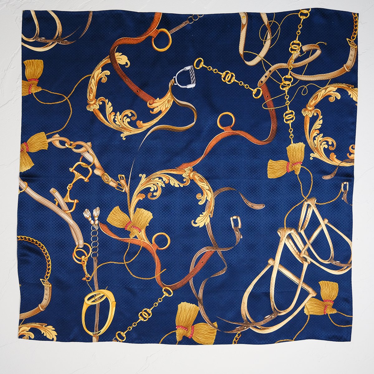 イタリア製シルク100% 濃紺にゴールドアクセサリー柄の中判