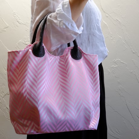 イタリア製ポリエステル服地 ピンクに白の斜めストライプのトートバッグ small（made in Japan）