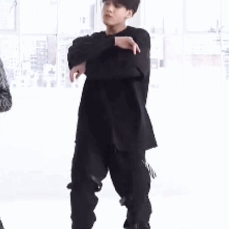 レイヤーツーピース 長袖 ブラックTシャツ パンツ BTS ジョングク 着用モデル