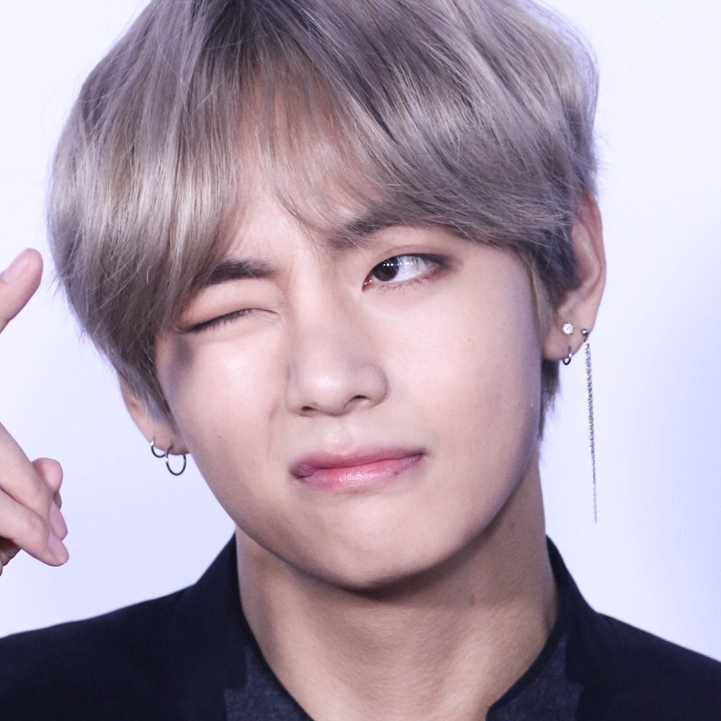 Bts v テテ ピアス 最近 値下げ中 ゴールドノットデザインフープピアス