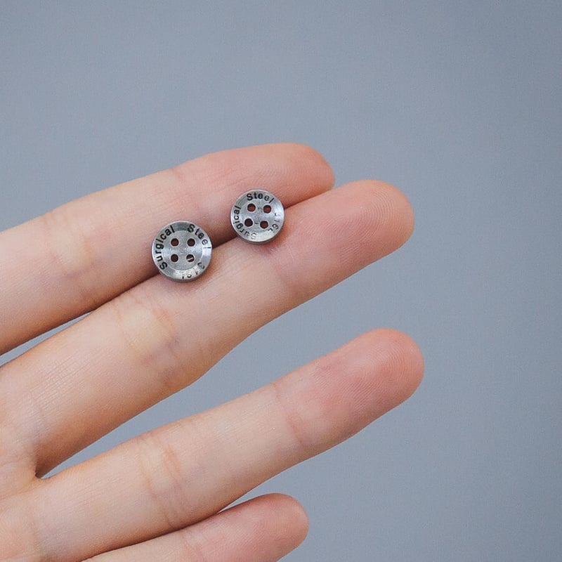 1pc 2size シニカルボタンピアス ASMAMA 正規品 TXT ヨンジュン着用