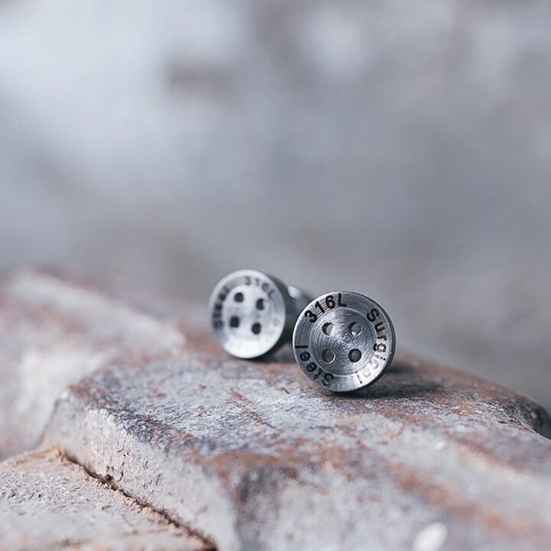 FABULOS SOUNDS wagamama 別注 ボタンイヤリング　シルバー 1pc 2size シニカルボタンピアス ASMAMA 正規品 TXT ヨンジュン着用