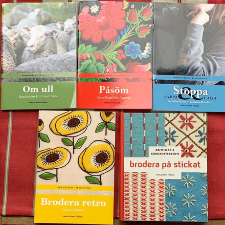 スウェーデン刺繍本《Brodera retro》