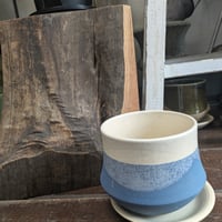プランター　陶器鉢　ブルー　涼し気　　暑くなる前に植え替えを