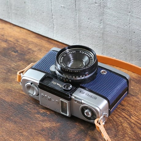 【OLYMPUS】 PEN D2 フィルムカメラ（分解整備済・ネイビーブルーリザード貼り革・オリジナルストラップ・no96）