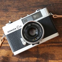 【KONICA】 C35 フィルムカメラ（分解整備済・オリジナルストラップ・no39）