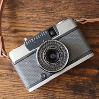 【OLYMPUS】 PEN EE-2 フィルムカメラ（分解整備済・オリジナルストラップ・no40）
