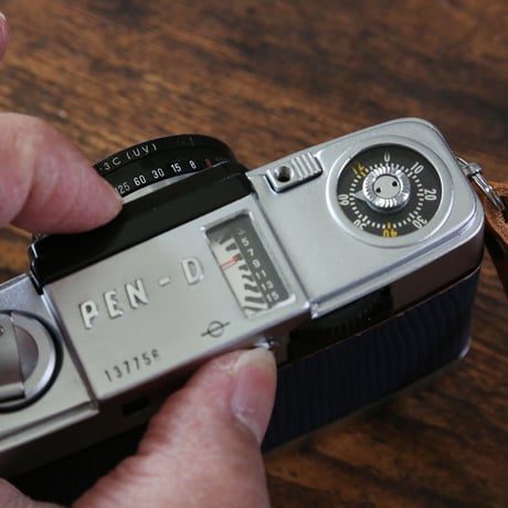 【OLYMPUS】 PEN D2 フィルムカメラ（分解整備済・ネイビーブルーリザード貼り革・オリジナルストラップ・no96）