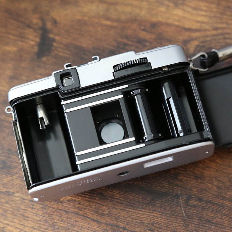 OLYMPUS】 PEN EE-3 フィルムカメラ（分解整備済・ライトグリーン貼り