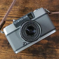 【OLYMPUS】 PEN EES-2 フィルムカメラ（分解整備済・オリジナルストラップ・no121）