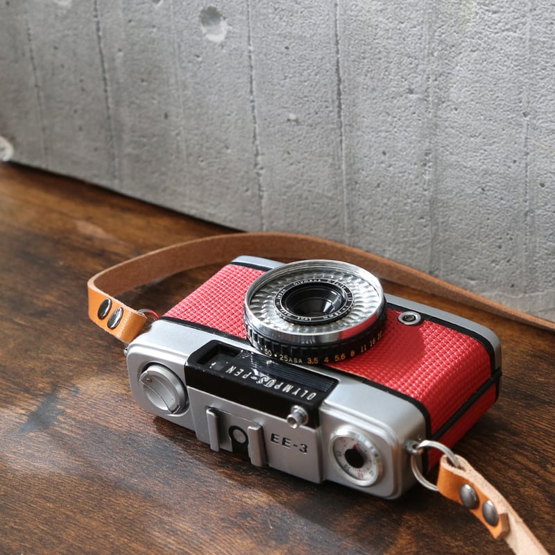 OLYMPUS】 PEN EE-3 フィルムカメラ(分解整備済・レッドリザード貼り革・オリジ...