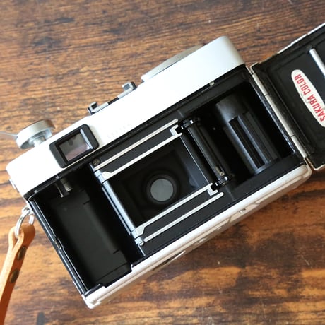 【KONICA】 C35 フィルムカメラ（分解整備済・オリジナルストラップ・no39）