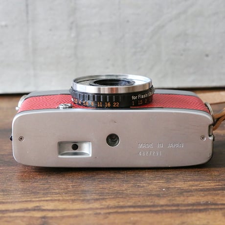 【OLYMPUS】 PEN EE-3 フィルムカメラ（分解整備済・レッドリザード貼り革・オリジナルストラップ・no128）