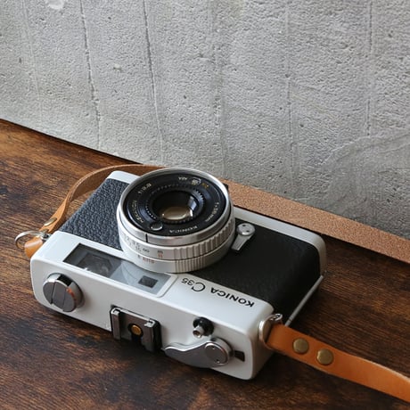 【KONICA】 C35 フィルムカメラ（分解整備済・オリジナルストラップ・no39）