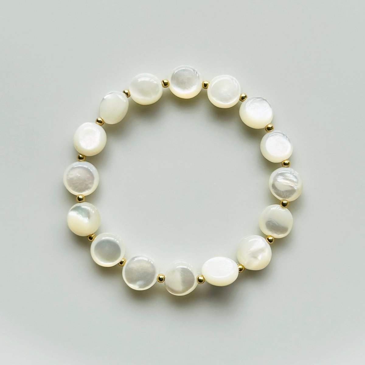 ✦ホワイトシェル✦　シェルフラワーのヘアゴムブレスレット ✦ホワイトシェル✦ シェルフラワーのヘアゴムブレスレット