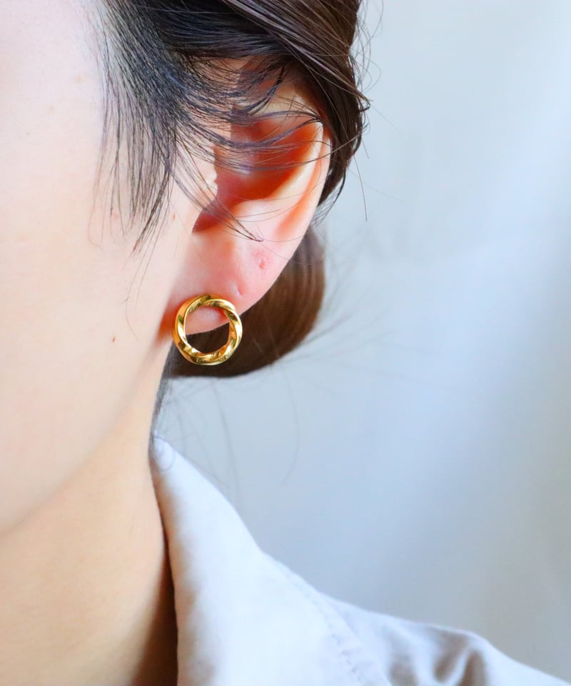 金アレ対応】ツイストサークルピアス・イヤリング | mikka