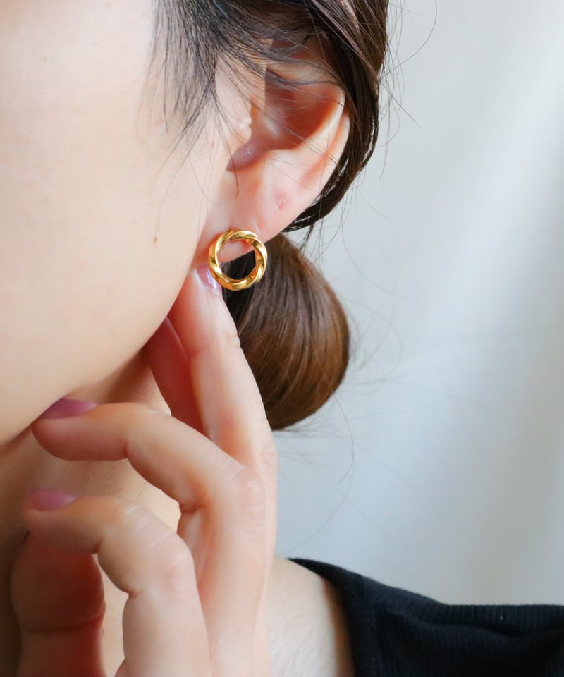 金アレ対応】ツイストサークルピアス・イヤリング | mikka