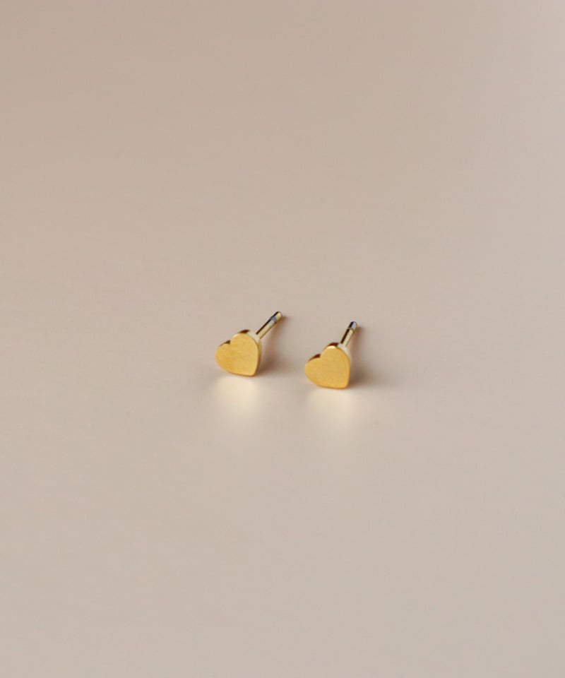 AHKAHハート型金色スタッドピアス 金アレ対応】ハートスタッドピアス | mikka