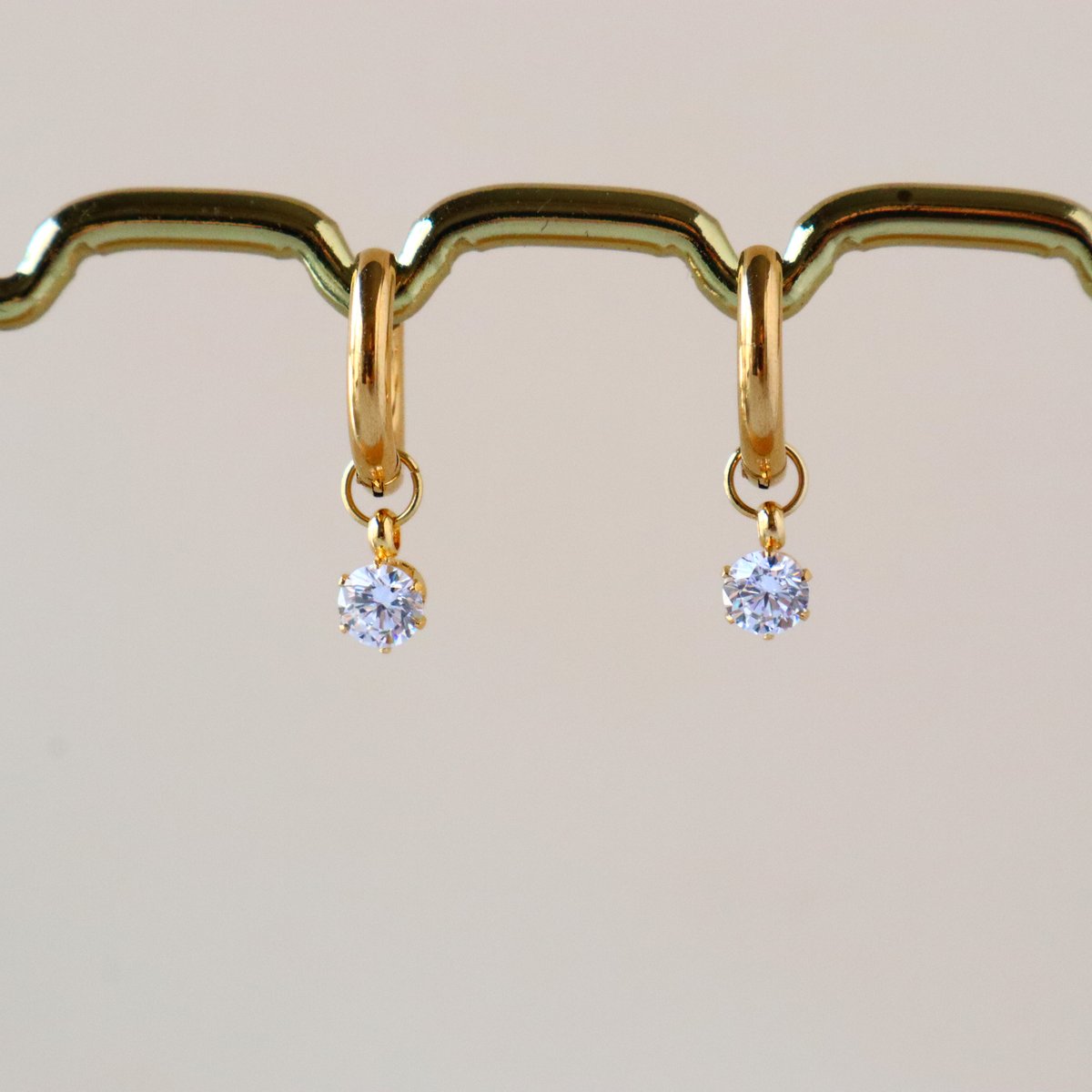 【ピアス】太陽×フープ ジルコニアチャーム エスニック赤 再販無し☆【ピアス】太陽×フープ ジルコニアチャーム