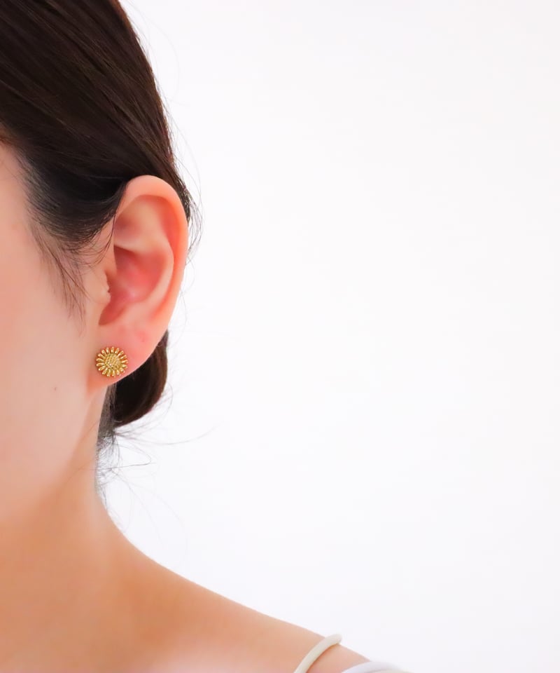 金アレ対応】ひまわりピアス・イヤリング | mikka
