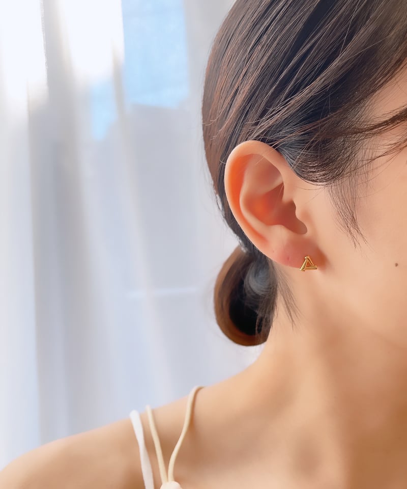 金アレ対応】トライアングルピアス・イヤリング | mikka