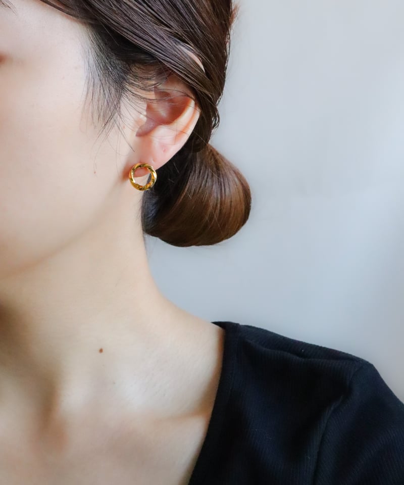 金アレ対応】ツイストサークルピアス・イヤリング | mikka