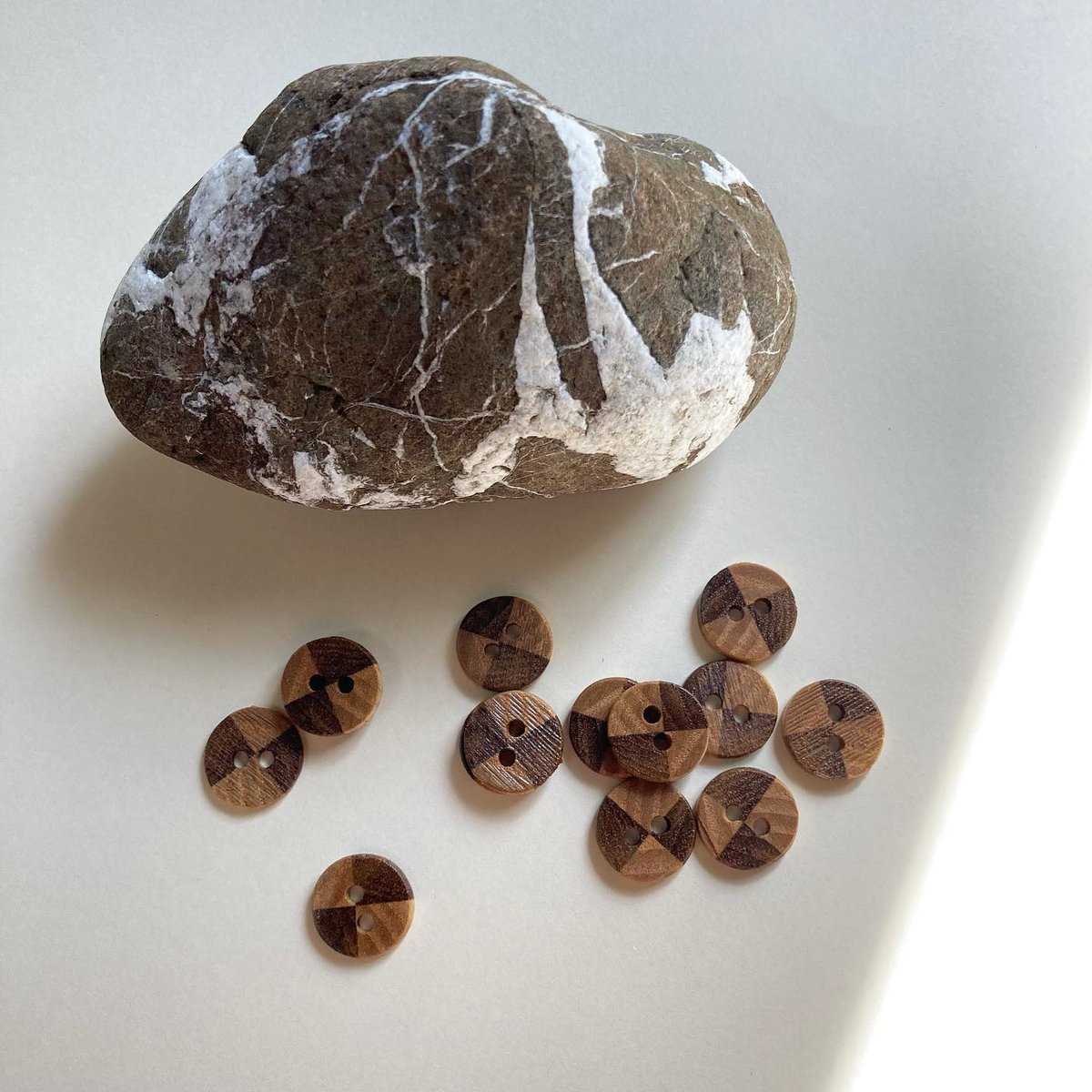 寄木ボタン ＜さんかく 三角 ＞ | GENERAL THINGS