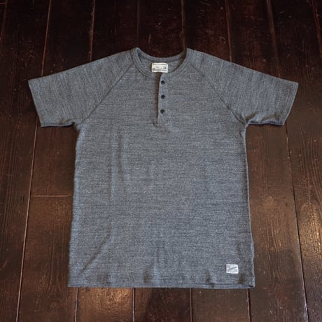 Kepani  RAFFY SPUN FRAISE SHORT SLEEVE HENLEY NECK T-SHIRT