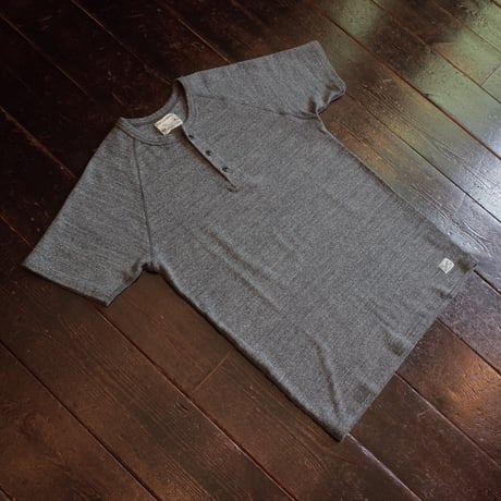 Kepani  RAFFY SPUN FRAISE SHORT SLEEVE HENLEY NECK T-SHIRT