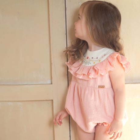 【Popelin】Pink romper suit with embroidered yoke and frills