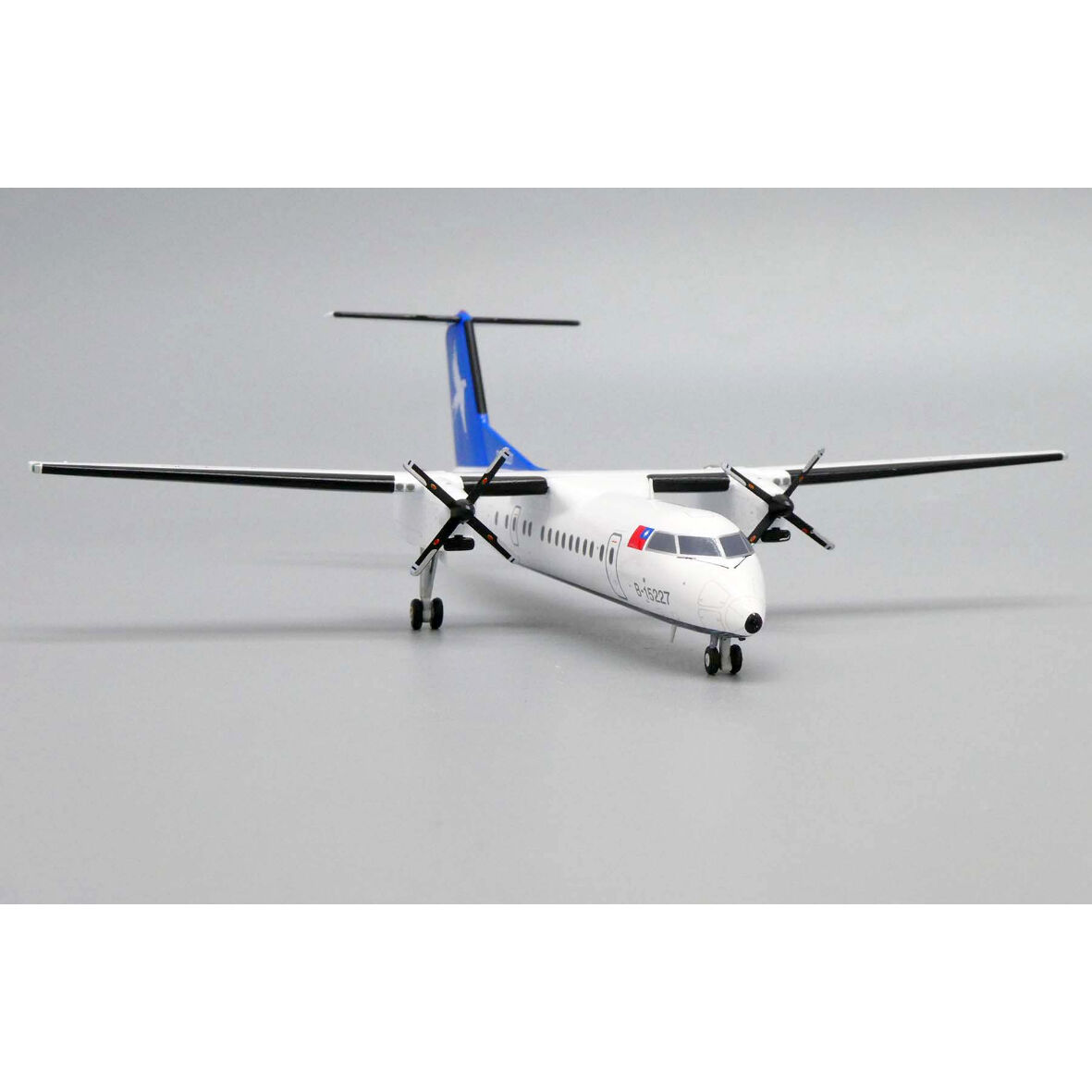 1/200 Dash 8-Q300 大華航空 B-15237 | ひこーきちゃん