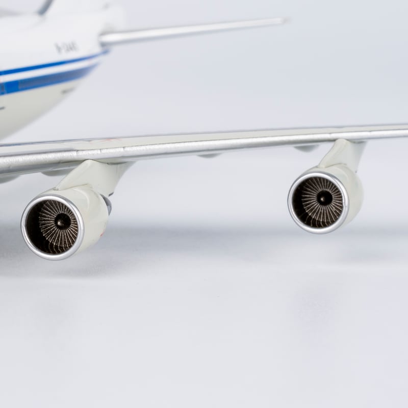 1/400 747-400 中国国際航空 B-2445 プラスチックスタンド付き |